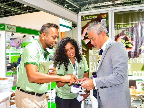 Exhibitors presenting products to visitors at Growtech Middle East